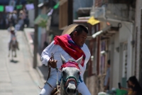 20260621. V Carranza. El Carrerante Blanco recorre las calles al paso de los caballos de los Carrerantes en el día de San Juan.