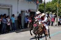 20260621. V Carranza. El Carrerante Blanco recorre las calles al paso de los caballos de los Carrerantes en el día de San Juan.