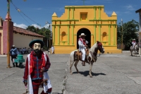 20260621. V Carranza. El Carrerante Blanco recorre las calles al paso de los caballos de los Carrerantes en el día de San Juan.