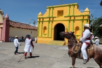20260621. V Carranza. El Carrerante Blanco recorre las calles al paso de los caballos de los Carrerantes en el día de San Juan.
