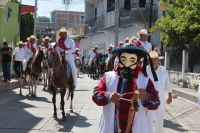 20260621. V Carranza. El Carrerante Blanco recorre las calles al paso de los caballos de los Carrerantes en el día de San Juan.