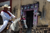 20260621. V Carranza. El Carrerante Blanco recorre las calles al paso de los caballos de los Carrerantes en el día de San Juan.