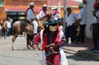 20260621. V Carranza. El Carrerante Blanco recorre las calles al paso de los caballos de los Carrerantes en el día de San Juan.