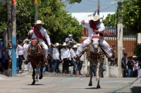 20260621. V Carranza. El Carrerante Blanco recorre las calles al paso de los caballos de los Carrerantes en el día de San Juan.