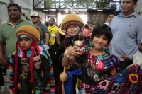 20260104. Chiapa de Corzo. Los Niños Parachicos recorren las calles para realizar la promesa de continuar con la herencia y tradición de la Fiesta Grande de Enero.