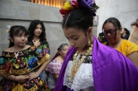 20260104. Chiapa de Corzo. Los Niños Parachicos recorren las calles para realizar la promesa de continuar con la herencia y tradición de la Fiesta Grande de Enero.