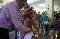 20241231. Ocozocoautla. Danzantes tradicionales durante el recorrido ritual de Pastores y Pastoras visitan las diferentes cofradías de la localidad.