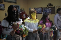 20241231. Ocozocoautla. Danzantes tradicionales durante el recorrido ritual de Pastores y Pastoras visitan las diferentes cofradías de la localidad.
