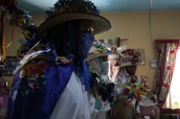 20241231. Ocozocoautla. Danzantes tradicionales durante el recorrido ritual de Pastores y Pastoras visitan las diferentes cofradías de la localidad.