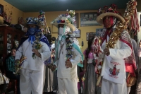 20241231. Ocozocoautla. Danzantes tradicionales durante el recorrido ritual de Pastores y Pastoras visitan las diferentes cofradías de la localidad.