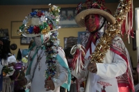 20241231. Ocozocoautla. Danzantes tradicionales durante el recorrido ritual de Pastores y Pastoras visitan las diferentes cofradías de la localidad.