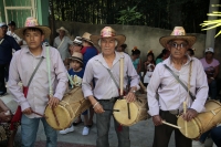 20241231. Ocozocoautla. Danzantes tradicionales durante el recorrido ritual de Pastores y Pastoras visitan las diferentes cofradías de la localidad.