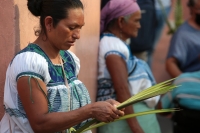 20240324. Tuxtla. Entre flores de Ziquete y Primavera, Ramos de Palmas, los artesanos tsentales y zoques ofrecen las ofrendas para las celebraciones tradicionales en los mercados públicos del Barrio del Calvario en centro de la capital de Chiapas