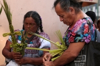 20240324. Tuxtla. Entre flores de Ziquete y Primavera, Ramos de Palmas, los artesanos tsentales y zoques ofrecen las ofrendas para las celebraciones tradicionales en los mercados públicos del Barrio del Calvario en centro de la capital de Chiapas