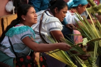 20240324. Tuxtla. Entre flores de Ziquete y Primavera, Ramos de Palmas, los artesanos tsentales y zoques ofrecen las ofrendas para las celebraciones tradicionales en los mercados públicos del Barrio del Calvario en centro de la capital de Chiapas