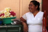 20240324. Tuxtla. Entre flores de Ziquete y Primavera, Ramos de Palmas, los artesanos tsentales y zoques ofrecen las ofrendas para las celebraciones tradicionales en los mercados públicos del Barrio del Calvario en centro de la capital de Chiapas