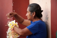 20240324. Tuxtla. Entre flores de Ziquete y Primavera, Ramos de Palmas, los artesanos tsentales y zoques ofrecen las ofrendas para las celebraciones tradicionales en los mercados públicos del Barrio del Calvario en centro de la capital de Chiapas