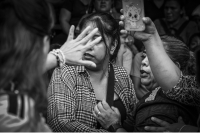 20250917. Tuxtla. Mujeres pelean por un espacio para poder ver el desfile de La Independencia de México. 20250917. Tuxtla. Mujeres pelean por un espacio para poder ver el desfile de La Independencia de México.