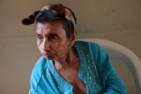 20260617. Tuxtla. Una anciana evita separarse de su diadema, objeto que la mantiene estable antes de salir de un albergue para personas que padecen de sus facultades mentales.