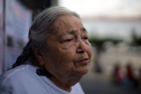 20260727. Tuxtla. Doña Francisca, madre de uno de los desaparecidos por el grupo armado El Machete de Pantelho, protesta en la entrada del edificio del Gobierno de Chiapas.