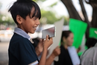 20260703. Tuxtla. Un joven fotógrafo usa su celular para captar las denuncias del día.