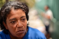 20260628. Tuxtla. Una mujer pide ayuda por la violencia de grupos de migrantes en las afueras del Hospital GGM