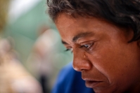 20260628. Tuxtla. Una mujer pide ayuda por la violencia de grupos de migrantes en las afueras del Hospital GGM