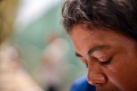 20260628. Tuxtla. Una mujer pide ayuda por la violencia de grupos de migrantes en las afueras del Hospital GGM