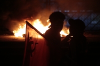 20251125. Tuxtla. #25N | Fuego en La Plaza Central de Tuxtla Gutiérrez al término de La Marcha En Contra  De La Violencia Hacia Las Mujeres.
