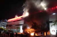 20251125. Tuxtla. #25N | Fuego en La Plaza Central de Tuxtla Gutiérrez al término de La Marcha En Contra  De La Violencia Hacia Las Mujeres.