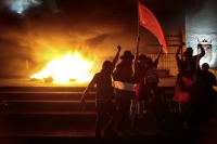20251125. Tuxtla. #25N | Fuego en La Plaza Central de Tuxtla Gutiérrez al término de La Marcha En Contra  De La Violencia Hacia Las Mujeres.