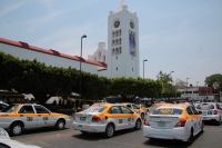20240509. Tuxtla. Taxistas concesionados protestan este medio día en contra de las plataformas digitales de transporte urbano en la capital de Chiapas.
