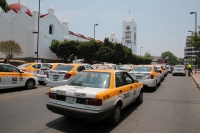 20240509. Tuxtla. Taxistas concesionados protestan este medio día en contra de las plataformas digitales de transporte urbano en la capital de Chiapas.