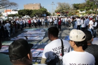 20250116. Tuxtla. Galleros y carreros realizan una protesta este medio día para evitar que se prohíban las carreras de caballos y el juego de gallos en Chiapas.