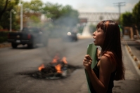 20260724. Tuxtla. Una joven canta durante las protestas por el cumpleaños de la niña de 13 años, quien fuera encontrada muerta en las instalaciones del INDEPORTE de Chiapas en el año 2020.