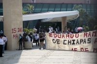 202512017. Tuxtla. Estudiantes normalistas protestan durante el informe de gobierno de Eduardo Ramírez