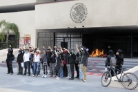 20251115. Tuxtla. Estudiantes Normalistas protestan en el edificio de la administración de Chiapas después de la Marcha de La Generación Z