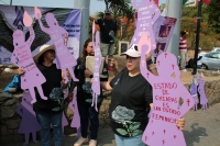 20240510. Tuxtla. Las madres de los desaparecidos regalan flores marchitas a conductores durante la mañana de este 10 de mayo.