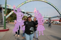 20240510. Tuxtla. Las madres de los desaparecidos regalan flores marchitas a conductores durante la mañana de este 10 de mayo.
