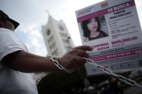 20250808. Tuxtla. La asociación de Madres en Resistencia de Chiapas continua con la jornada de protestas ahora encadenándose en la Avenida Central de la ciudad.