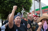 20240510. Tuxtla. Las madres de los desaparecidos regalan flores marchitas a conductores durante la mañana de este 10 de mayo.