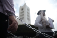 20250808. Tuxtla. La asociación de Madres en Resistencia de Chiapas continua con la jornada de protestas ahora encadenándose en la Avenida Central de la ciudad.