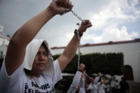 20250808. Tuxtla. La asociación de Madres en Resistencia de Chiapas continua con la jornada de protestas ahora encadenándose en la Avenida Central de la ciudad.