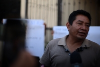 20260727. Tuxtla El padre de la joven abandonada de la Escuela Normal Rural Mactumatza denuncia en la entrada del edificio del Gobierno de Chiapas.