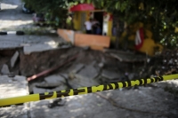 20240710. Tuxtla. Socavón en el Barrio Niño de Atocha al reblandecer el piso sobre el canal de agua en la 4a poniente