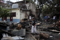 20250409. Tuxtla. Esta madrugada un incendio consume una casa habitación en el Colonia Mexicanidad-Chiapaneca.