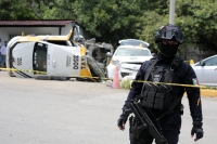 20250715. Tuxtla. Volteo pierde los frenos en el crucero de San Fernando golpeando autos policiacos y particulares.