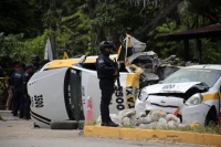20250715. Tuxtla. Volteo pierde los frenos en el crucero de San Fernando golpeando autos policiacos y particulares.