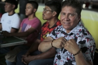 20260317. Tuxtla. El artista Billy Moreno lanza un reto boxistico a Jelipe Yackson.