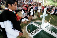 San Pedro Chenalho. 22 de diciembre. Los indígenas de la comunidad Acteal del municipio de San Pedro Chenalho, recuerdan a las victimas de la masacre de 1997 con varios actos de teatro donde participan los jóvenes sobrevivientes recordando los hechos viol